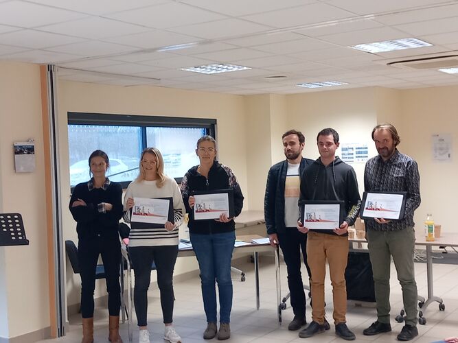 Apprentis (2 femmes et 2 hommes) et tuteurs (1 femme et 1 homme) avec leurs diplômes